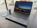 Amazon verkauft das spanische Lenovo ThinkPad E14 Gen 5 heute zum Knallerpreis mit über 300 Euro Rabatt (Bildquelle: Allen Ngo)