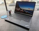 Amazon verkauft das spanische Lenovo ThinkPad E14 Gen 5 heute zum Knallerpreis mit über 300 Euro Rabatt (Bildquelle: Allen Ngo)