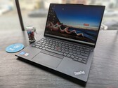 Amazon verkauft das spanische Lenovo ThinkPad E14 Gen 5 heute zum Knallerpreis mit über 300 Euro Rabatt (Bildquelle: Allen Ngo)