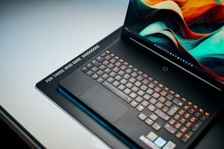 Das Lenovo Legion 9 verlegt die Tastatur nach unten, um Platz für eine bessere Kühlung zu schaffen, wodurch jedoch nur wenig Raum für ein großes Trackpad bleibt