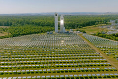 Spiegelfeld zur Bündelung der Sonnenstrahlung auf den Solarturm und zur Erwärmung des Solarreceivers (Bildquelle: Fraunhofer)