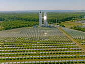 Spiegelfeld zur Bündelung der Sonnenstrahlung auf den Solarturm und zur Erwärmung des Solarreceivers (Bildquelle: Fraunhofer)