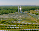 Spiegelfeld zur Bündelung der Sonnenstrahlung auf den Solarturm und zur Erwärmung des Solarreceivers (Bildquelle: Fraunhofer)