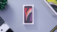 Die Verpackung künftiger iPhones dürfte deutlich kompakter werden, was beim Transport sowohl Geld als auch CO2-Emissionen spart. (Bild: Daniel Romero, Unsplash)