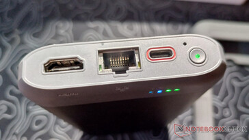 Ports auf einer Seite mit USB-C-Stromversorgung (Bildquelle: Notebookcheck)