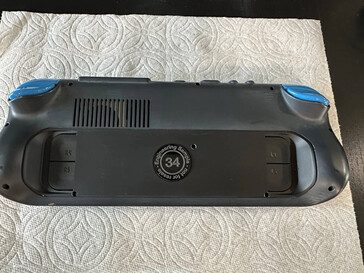 Der Steam Deck Prototyp von hinten mit Siegel (Bildquelle: eBay / Storm_City_Retro)