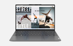 Das Lenovo Yoga Slim 7i Carbon Gen 7 setzt auf ein Gehäuse, das größtenteils aus Magnesium besteht. (Bild: Lenovo)