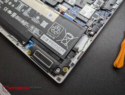 2 der 4 Lautsprecher, 1 vorne, 1 kleinerer an der Seite weiter hinten