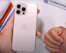 Ein Durability-Test des neuen Apple iPhone 16 Pro Max liefert auch eine Analyse der neuen saphirglasgeschützten Kamerakontrolle an der Seite. (Bildquelle: JerryRigEverything)