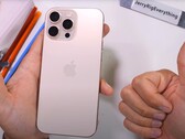 Ein Durability-Test des neuen Apple iPhone 16 Pro Max liefert auch eine Analyse der neuen saphirglasgeschützten Kamerakontrolle an der Seite. (Bildquelle: JerryRigEverything)