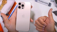 Ein Durability-Test des neuen Apple iPhone 16 Pro Max liefert auch eine Analyse der neuen saphirglasgeschützten Kamerakontrolle an der Seite. (Bildquelle: JerryRigEverything)