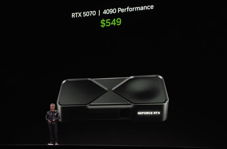 Jensen Huang bei der Enthüllung der RTX 5070 mit der Leistung der RTX 4090. (Bildquelle: Nvidia)