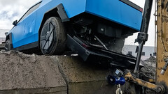 Gigacast-Aluminiumrahmen des Cybertruck verformt sich leichter als Stahlrahmen eines RAM 2500 (Bildquelle: JerryRig/YT)