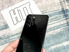 Das Galaxy S22 soll hier bereits erstmals in einem Hands-On-Photo abgebildet worden sein, auch bei der FCC sind Spuren der Samsung-Flaggschiffe zu finden.