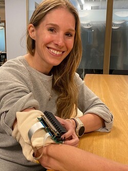 Co-Autorin Alaina Brinley Rajagopal mit dem Prototyp am Arm. (Bildquelle: Daniel Cellucci/Esperto Medical)