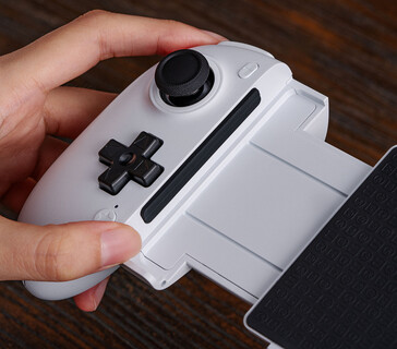 Der Controller ist ausziehbar und spannt dann das Smartphone ein (Bildquelle: 8BitDo)