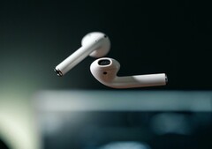 Apple soll bereits im Juni seine teuren Over-Ear-Kopfhörer vorstellen, die nächste AirPods-Generation soll später folgen. (Bild: Alejandro Luengo, Unsplash)