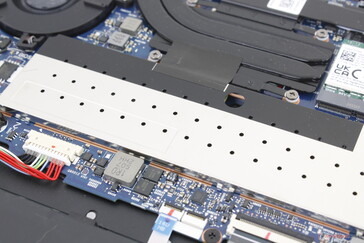 2 herausnehmbare DDR5-SODIMM-Module, geschützt durch eine Aluminiumplatte