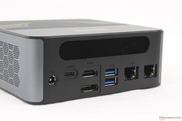Rückseite: Netzteilanschluss, USB-C 4.0 mit Power Delivery + DisplayPort (8K@60 Hz), HDMI 2.0 (4K@60 Hz), DisplayPort 1.4 (4K@144 Hz), 2x USB-A 3.2 Gen. 2 (10 Gbps), 2x RJ-45 (2,5 Gbps)