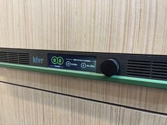 Display mit Drehknopf. (Bildquelle: Andreas Sebayang/Notebookcheck.com)