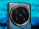 Die neue Zeiss-Kamera begeistert auch bereits die ersten globalen Smartphone-Tester, die teils mit Galaxy S24 Ultra und Apples iPhone 16 Pro in China zu Besuch sind. (Bildquelle: Vivo)