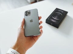 Das Apple iPhone 12 Pro übertrifft seinen Vorgänger im Kamera-Test bei DxOMark, für die Spitzenposition reicht das aber noch nicht. (Bild: David Švihovec)