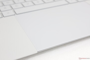 Die vordere Kante des Touchpads geht bis zum Rand des Gehäuses, um möglichst viel Fläche zu bieten.
