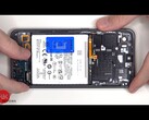 Das Samsung Galaxy S24 FE zeigt sich im Teardown als leicht zu reparieren. (Bildquelle: YouTube /  PBKreviews)