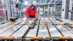 Der Audi e-tron wird im Audi-Werk Brussels gebaut, der Audi Q6 e-tron in Ingolstadt. Hier gezeigt: Endabnahme Kabelverlegung in der Batteriemontage in Brüssel.