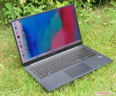 Mit einem Gewicht von unter 1kg ist das LG Gram SuperSlim OLED auch für Vielreisende interessant (Bild: Manuel Masiero)