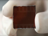 Klein, aber höchst leistungsstark: Eine stabile Perowskit-Solarzelle. (Bild: youtube/Rice University)
