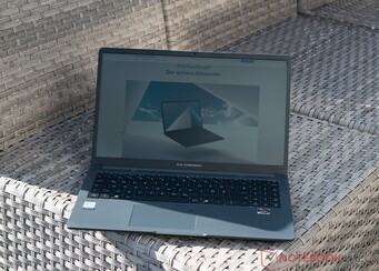 Asus ExpertBook B1 im Freien