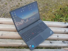 Die 4K-OLED-Version des Lenovo ThinkPad T16 kann derzeit zum Bestpreis bestellt werden (Bildquelle: Sascha Mölck)