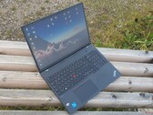 Die 4K-OLED-Version des Lenovo ThinkPad T16 kann derzeit zum Bestpreis bestellt werden (Bildquelle: Sascha Mölck)