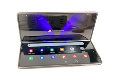 Beim Nachfolger des Galaxy Z Fold2 will Samsung offenbar auf dickeres UT-Glas setzen und damit eine S-Pen-Unterstützung bieten.