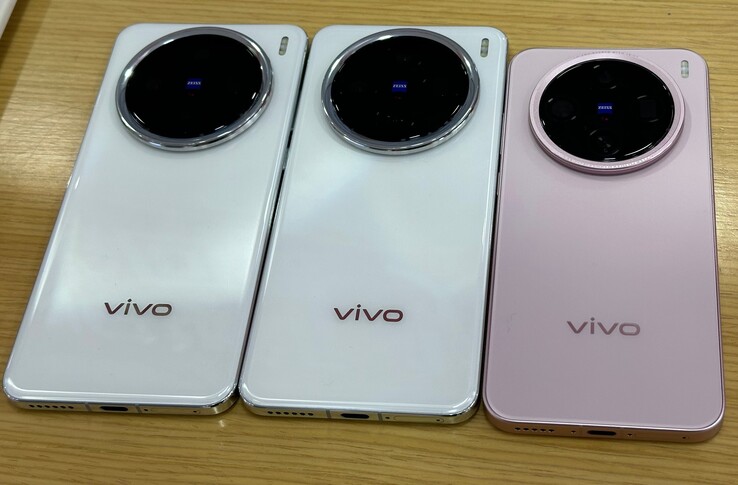 Alle drei Vivo X200 Phones nebeneinander, ganz rechts das Vivo X200 Pro Mini.