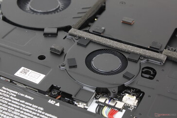 Der dritte Lüfter muss entfernt werden, um Zugang zu den SODIMM- oder SSD-Steckplätzen zu erhalten