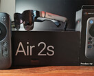 Die XR-Brille von RayNeo Air 2s und die Streaming-Media-Box Pocket TV passen gut zusammen. (Bildquelle: Notebookcheck)