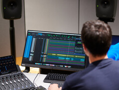 Ein Audio-Ingeniur bedient die Pro-Tools. (Foto: Andreas Sebayang/Notebookcheck.com)