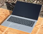 Das generalüberholte HP EliteBook 845 G7 ist dank seiner 400 Nits auch im Außeneinsatz nutzbar (Bildquelle: Allen Ngo)