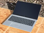 Das generalüberholte HP EliteBook 845 G7 ist dank seiner 400 Nits auch im Außeneinsatz nutzbar (Bildquelle: Allen Ngo)