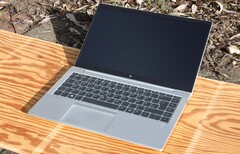 Das generalüberholte HP EliteBook 845 G7 ist dank seiner 400 Nits auch im Außeneinsatz nutzbar (Bildquelle: Allen Ngo)