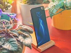 Das Motorola Edge 40 Neo bringt eine tolle Ausstattung mit und kleidet sich in Pantone-Farben.