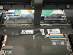 Das Verbindungskabel zum Akku muss entfernt werden, bevor man die SSD austauschen kann.