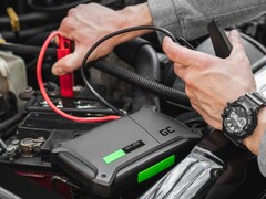 GC PowerBoost: Mobiles Starthilfegerät für Autos, Ladegerät und Powerbank schafft im Peak 2.000 A.