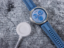 Huawei Watch GT 5 neben der kabellosen Ladestation (Foto: Daniel Schmidt)