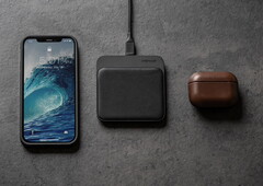 Die Nomad Base Station Mini steckt eine einzelne Qi-Ladespule in ein schickes Gehäuse. (Bild: Nomad)