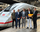 Vertreter von Infrago und Hitachi Rail feiern die vollständige Inbetriebnahme von ETCS. (Bildquelle: DB Infrago / Maria Brakel)