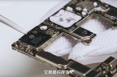 Huaweis selbst entwickelter SFS 1.0-Speicher schreibt sehr viel schneller als der weit verbreitete UFS 3.1-Speicher. (Bild: Bilibili)