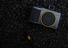 Die limitierte Ricoh GR III Street Edition kommt mit gelben Farbakzenten und exklusivem Zubehör. (Bild: Ricoh)